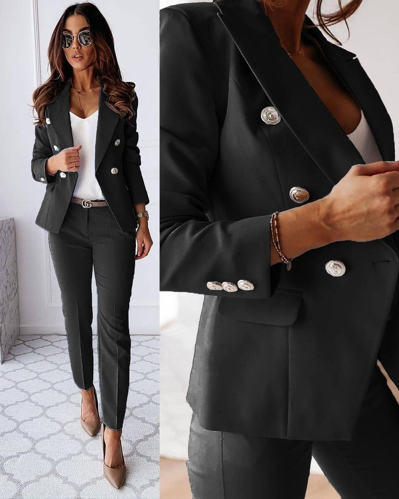 Frau im eleganten schwarzen Blazer mit silbernen Knöpfen, weiße Bluse, Business-Look.