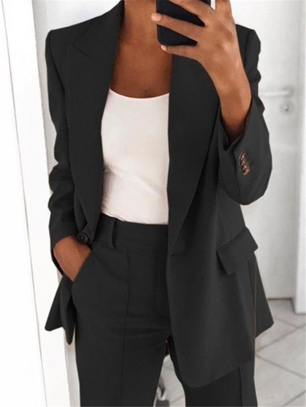 Damen Anzug schwarz, Blazer und Hose, Business Outfit, eleganter Stil, Büro Mode.