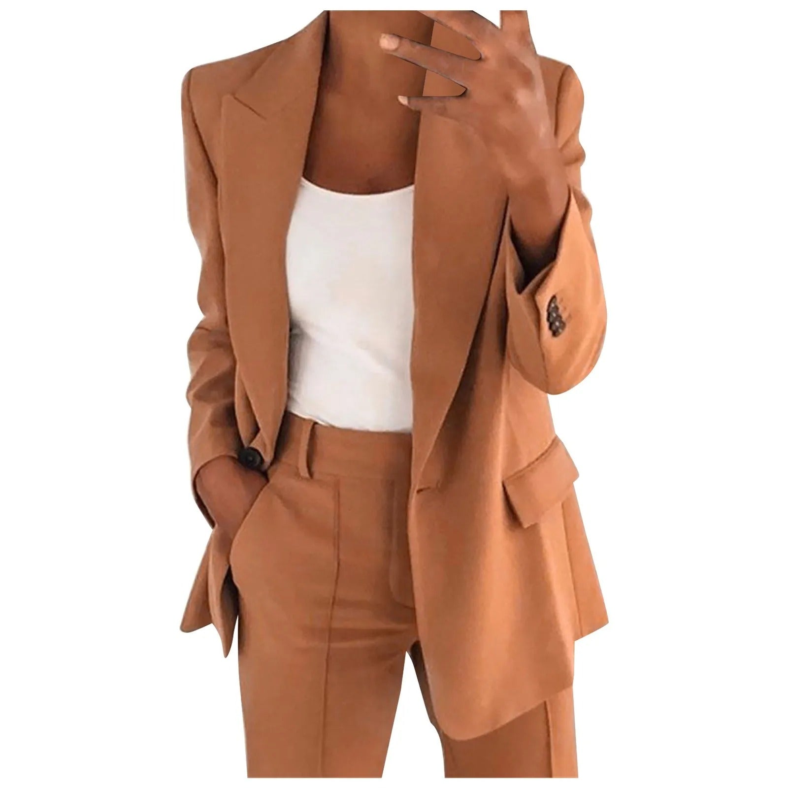 Frau in braunem Anzug und weißem Top, Businessmode, eleganter Stil, Damenbekleidung.