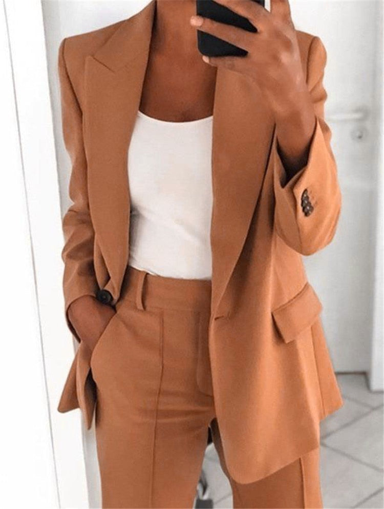 Damenanzug braun, zweiteilig, Blazer und Hose, elegantes Design, Businessmode, Herbstkollektion.