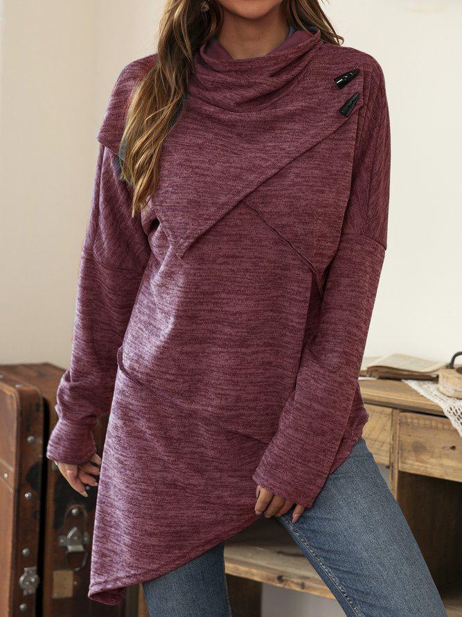 Frau in asymmetrischem, weinrotem Pullover, lässig, modisch, Herbstmode, Damenbekleidung.