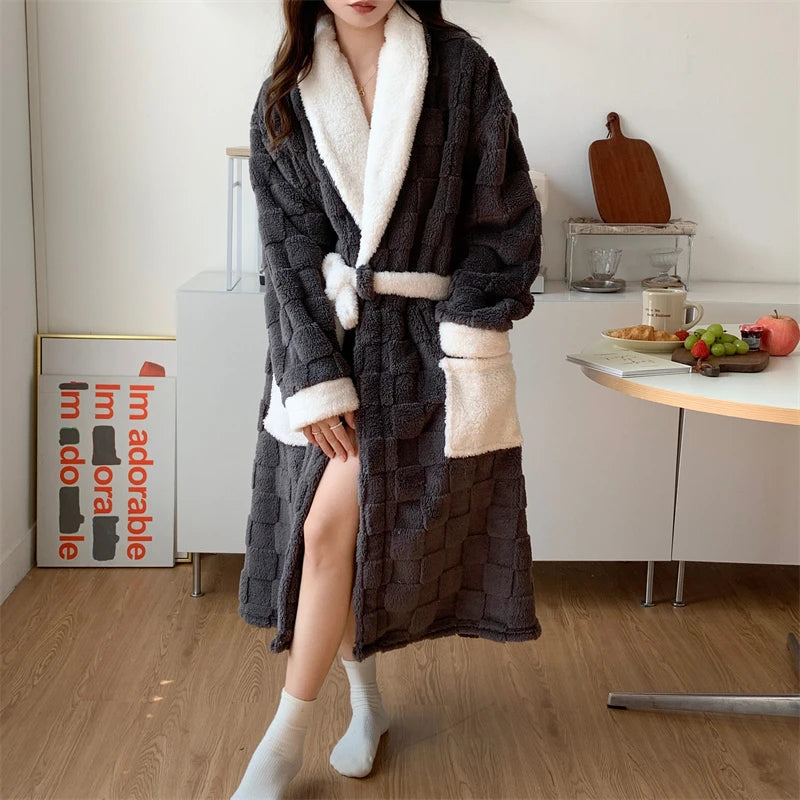 Dunkelgrauer Bademantel mit weißem Kragen, weichem Fleece, gemütlich, Damenmode.