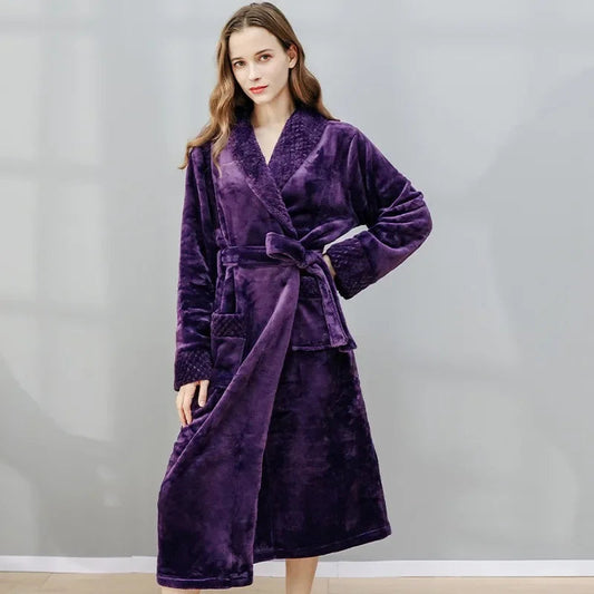 Frau im lila Fleece-Bademantel, weich, gemütlich, mit Gürtel, ideal für Winter, Damenmode.