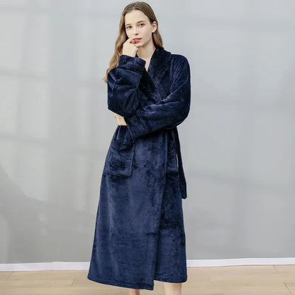 Frau im dunkelblauen Fleece-Bademantel, gemütlich, lang, mit Taschen, für Damen.
