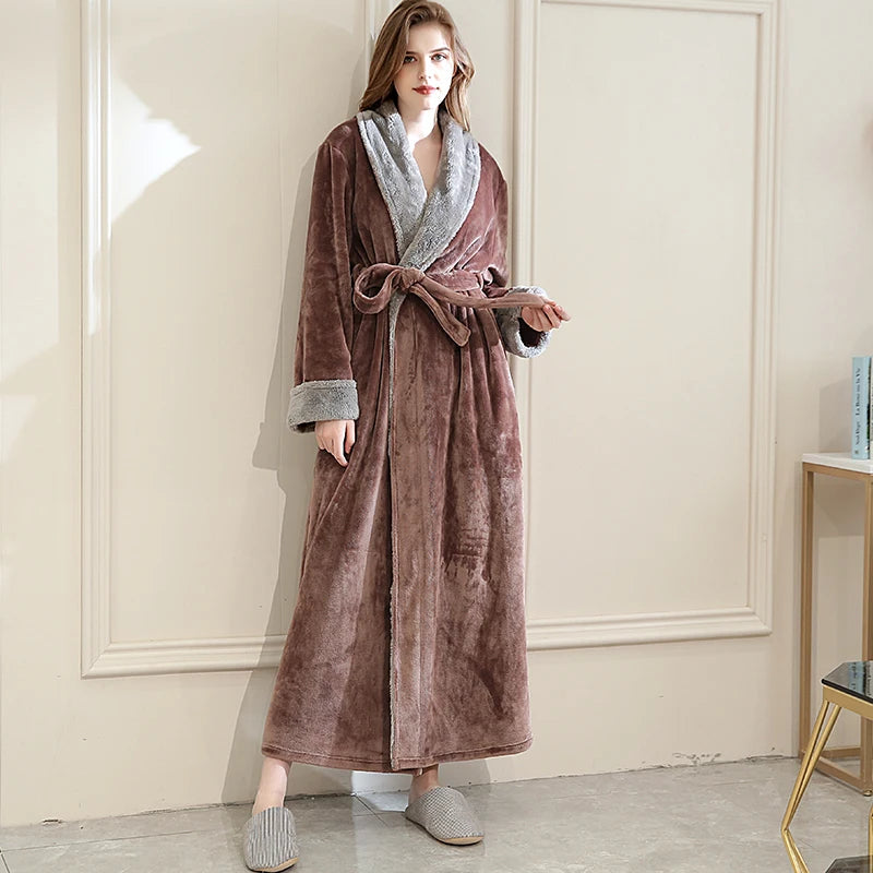Frau in braunem Fleece-Bademantel mit grauem Kragen, gemütlich, warm, Hausbekleidung.