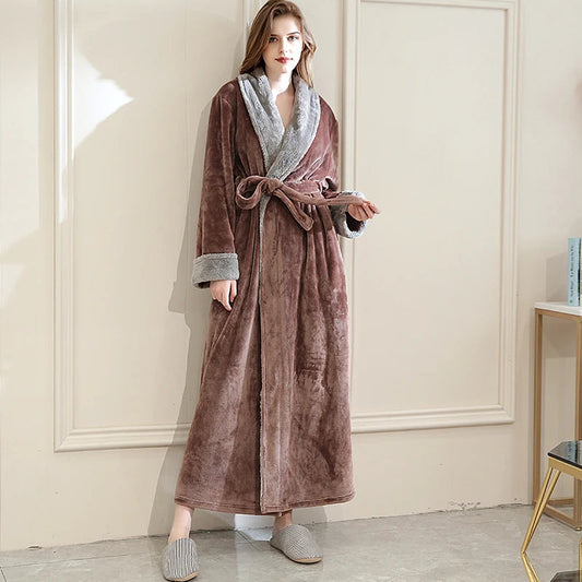 Frau in braunem Fleece-Bademantel mit grauem Kragen, gemütlich, warm, Hausbekleidung.