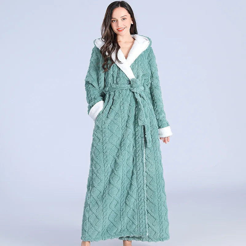 Frau in grünem Fleece-Bademantel mit Kapuze und Gürtel, gemütlich, warm, modisch.