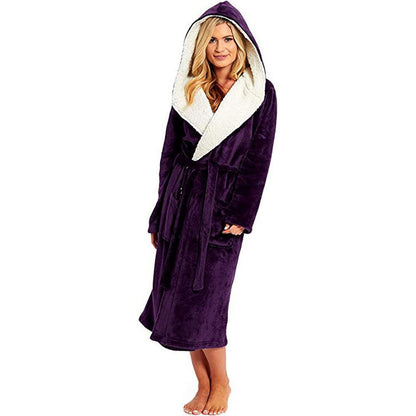 Frau in lila Fleece-Bademantel mit Kapuze und Gürtel, gemütlich, warm, Damenmode.