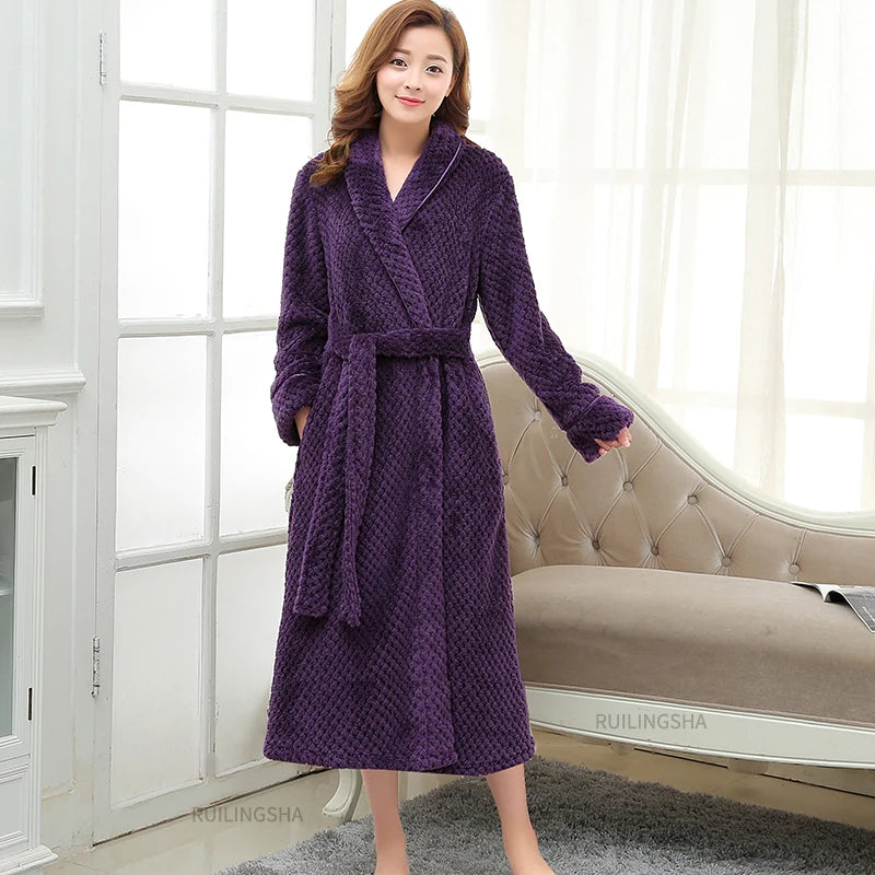 Frau im lila Fleece-Bademantel, gemütlich, warm, Morgenmantel, Wohnzimmer, Mode.