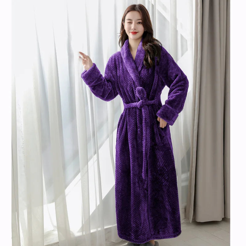 Frau im lila Fleece-Bademantel, gemütlich, weich, warm, ideal für Zuhause, Winterbekleidung.
