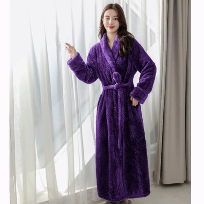 Frau im lila Fleece-Bademantel, gemütlich, weich, warm, ideal für Zuhause, Winterbekleidung.
