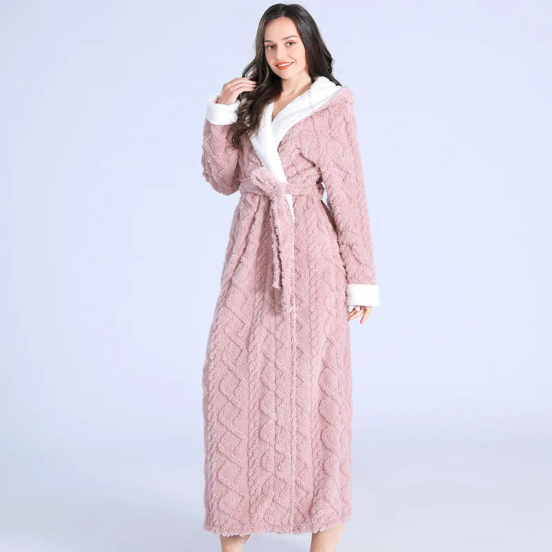 Frau im rosa Fleece-Bademantel mit Kapuze und Gürtel, gemütliche Damenbekleidung.