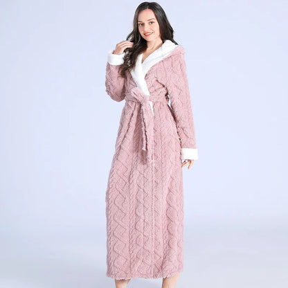 Frau im rosa Fleece-Bademantel mit Kapuze und Gürtel, gemütliche Damenbekleidung.
