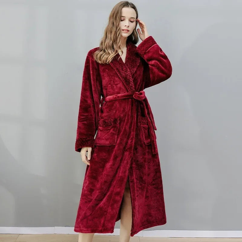 Frau im roten Fleece-Bademantel mit Gürtel, langärmelig, gemütlich, für Damen.