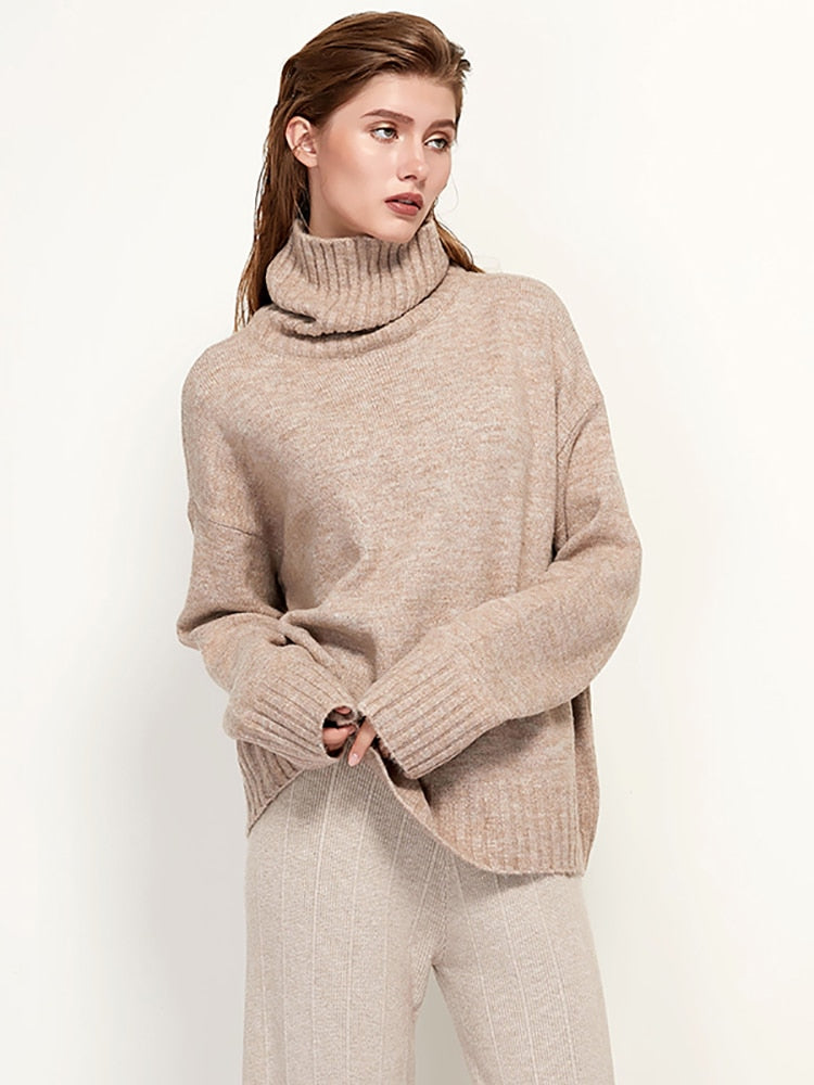 Frau in beigem Rollkragenpullover aus Wolle, modisch, gemütlich, Herbstmode.