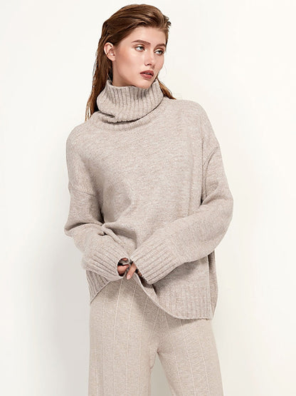 Frau in beigem Rollkragenpullover und Hose, Strickmode, gemütlicher Winterlook.