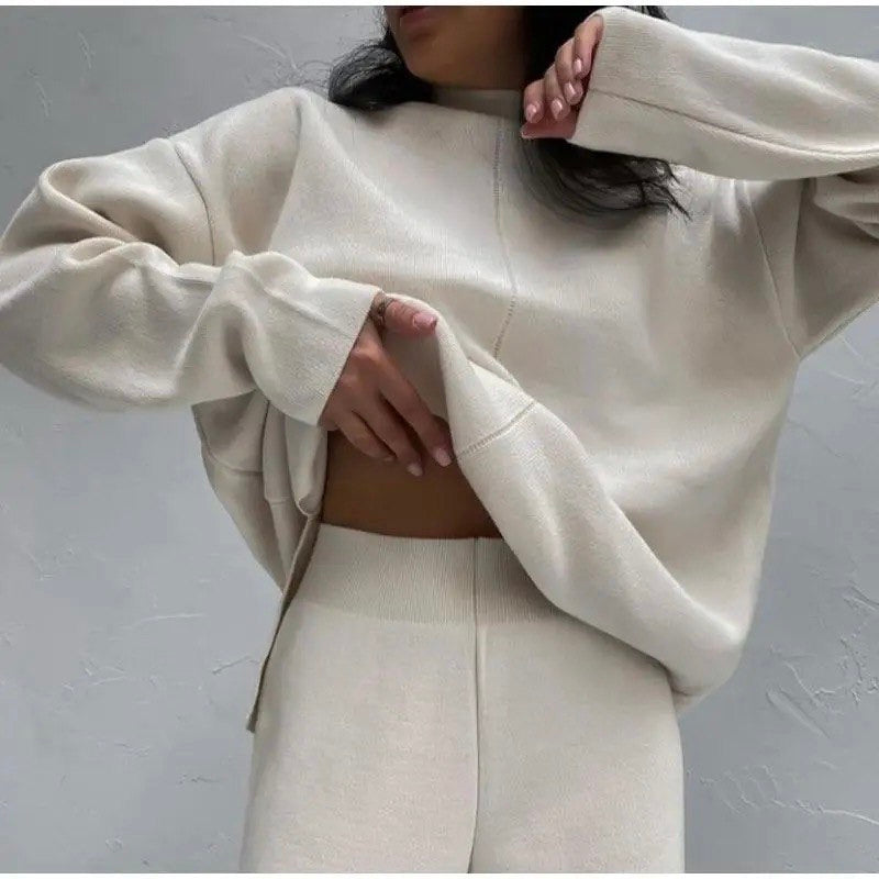 Frau in cremefarbenem Strickpullover und Hose, gemütliche Damenmode, Herbst-Winter-Outfit.