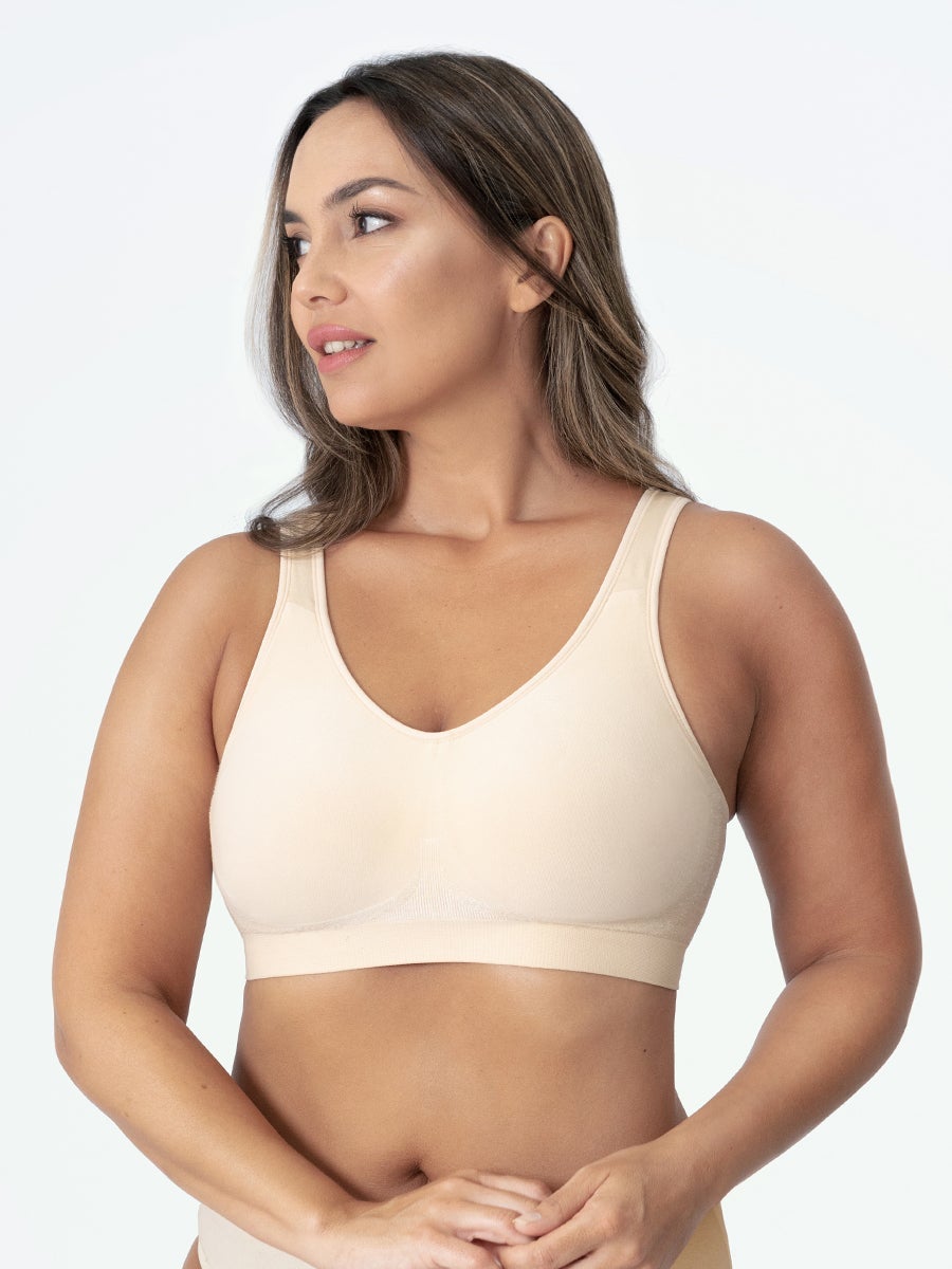 Frau trägt hautfarbenen kabellosen Komfort-BH, Truekind, nahtlos, Alltagsgebrauch.