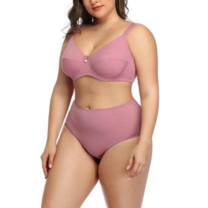Frau in rosa BH und Slip, Damenunterwäsche, bequem, stützend, modisch, große Größen.