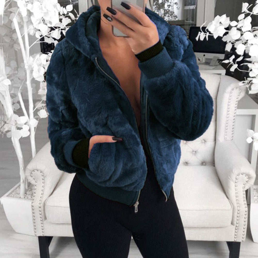 Damen Winterjacke aus blauem Kunstpelz, Reißverschluss, Kapuze, warm, modisch, elegant.