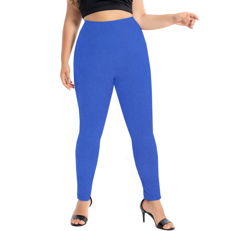 Frau trägt blaue Leggings, hohe Taille, elastisch, modisch, Damenbekleidung, Freizeitmode.