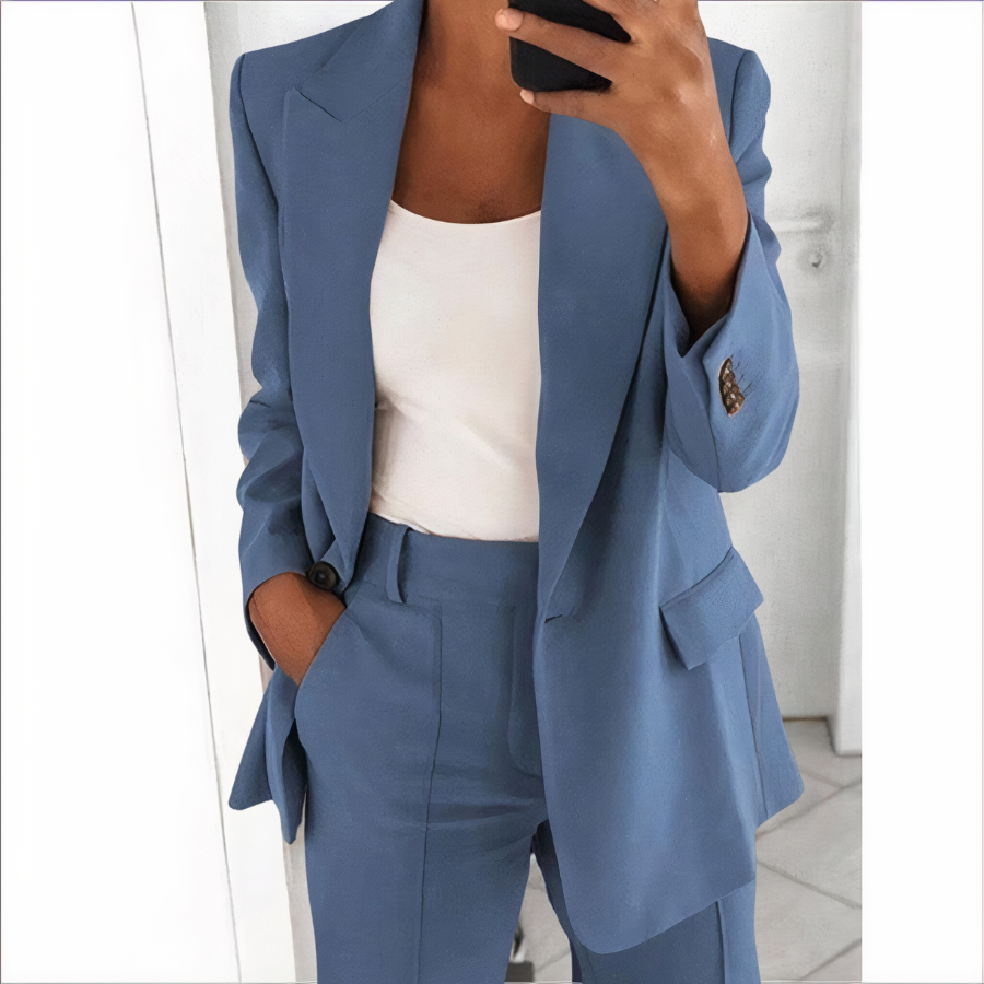 Frau im blauen Anzug mit weißem Top, Businessmode, eleganter Stil, Bürooutfit.