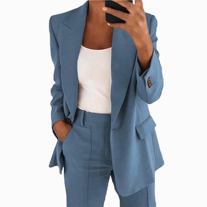 Damenanzug blau, zweiteilig, Blazer und Hose, Businessmode, eleganter Look, Bürooutfit.