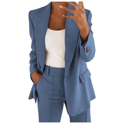 Frau in blauem Anzug und weißem Top, Businessmode, eleganter Damenanzug, Bürooutfit.