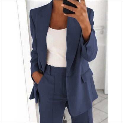 Damenanzug blau, Blazer und Hose, elegantes Business-Outfit, Büro-Mode, Damenbekleidung.
