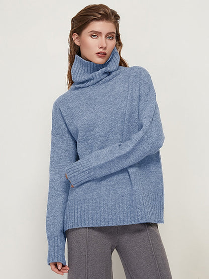Frau in blauem Rollkragenpullover aus Kaschmir, modisch, warm, elegant, Herbstmode.