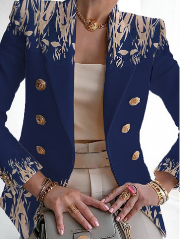 Frau in blauem Blazer mit goldenen Knöpfen, beige Top, modische Accessoires, elegante Handtasche.