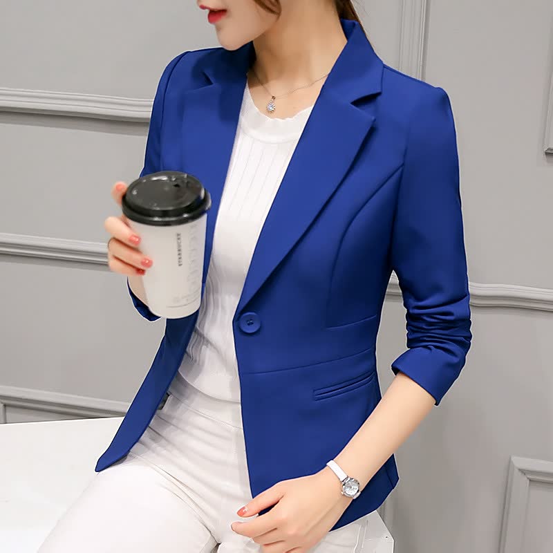 Frau in blauem Blazer mit Kaffeetasse, elegantes Büro-Outfit, Damenmode, Business-Look.