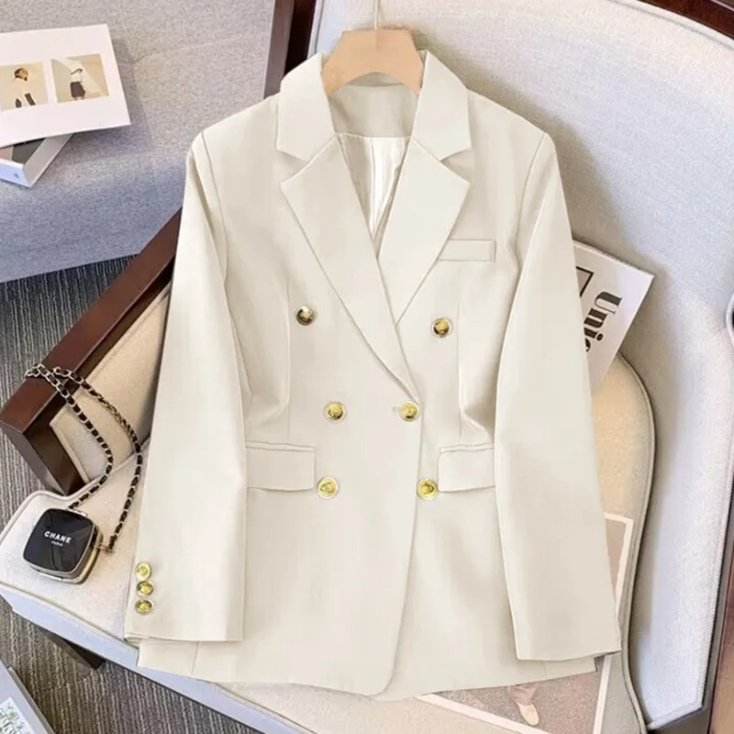 Eleganter Damenblazer, cremeweiß, doppelreihig, modisch, langärmelig, Business-Look.