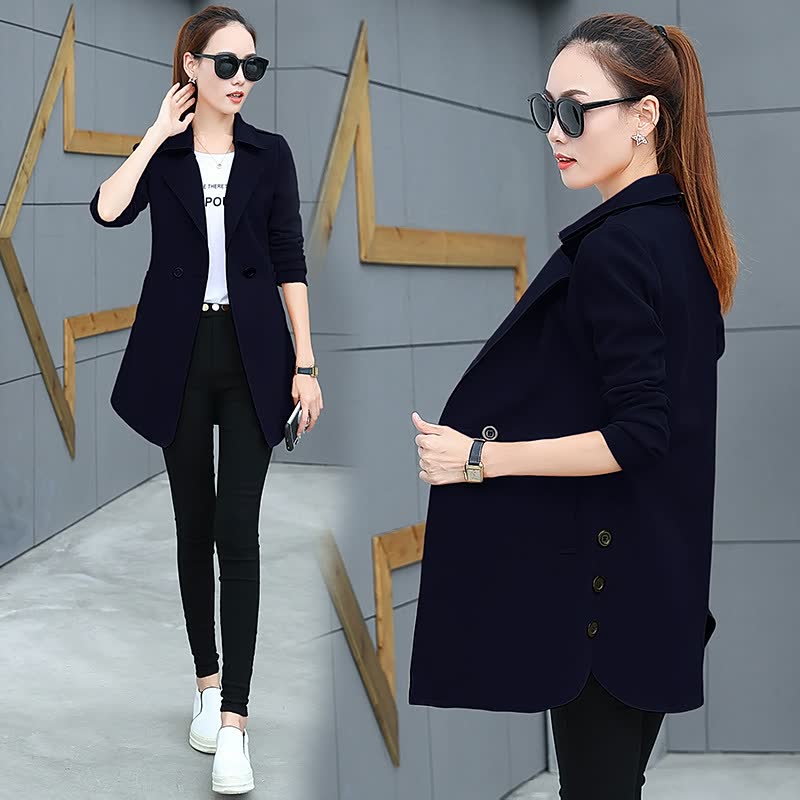 Frau in schwarzem Blazer, Sonnenbrille, weiße Sneakers, moderne Mode, urbaner Stil.
