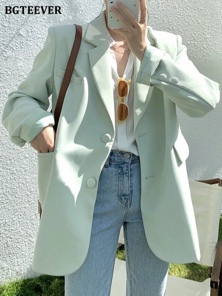 Eleganter Damenblazer in Hellgrün, Herbstmode, lässig, stilvoll, mit Knöpfen und Tasche.