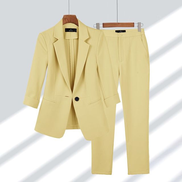 Gelber Damenblazer mit passender Hose, eleganter Zweiteiler, Frühling-Sommer-Mode.