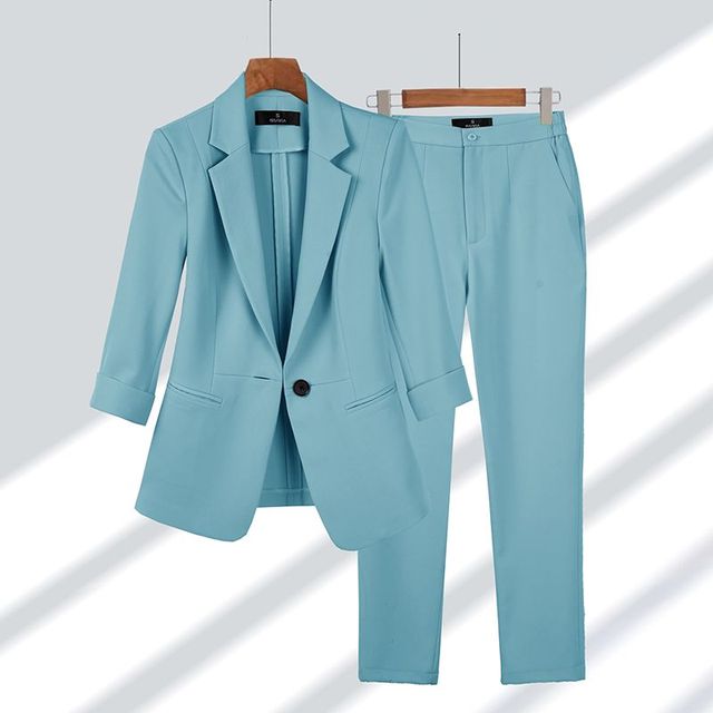 Hellblauer Damenblazer mit passender Hose, eleganter Anzug, Frühling-Sommer, koreanischer Stil.