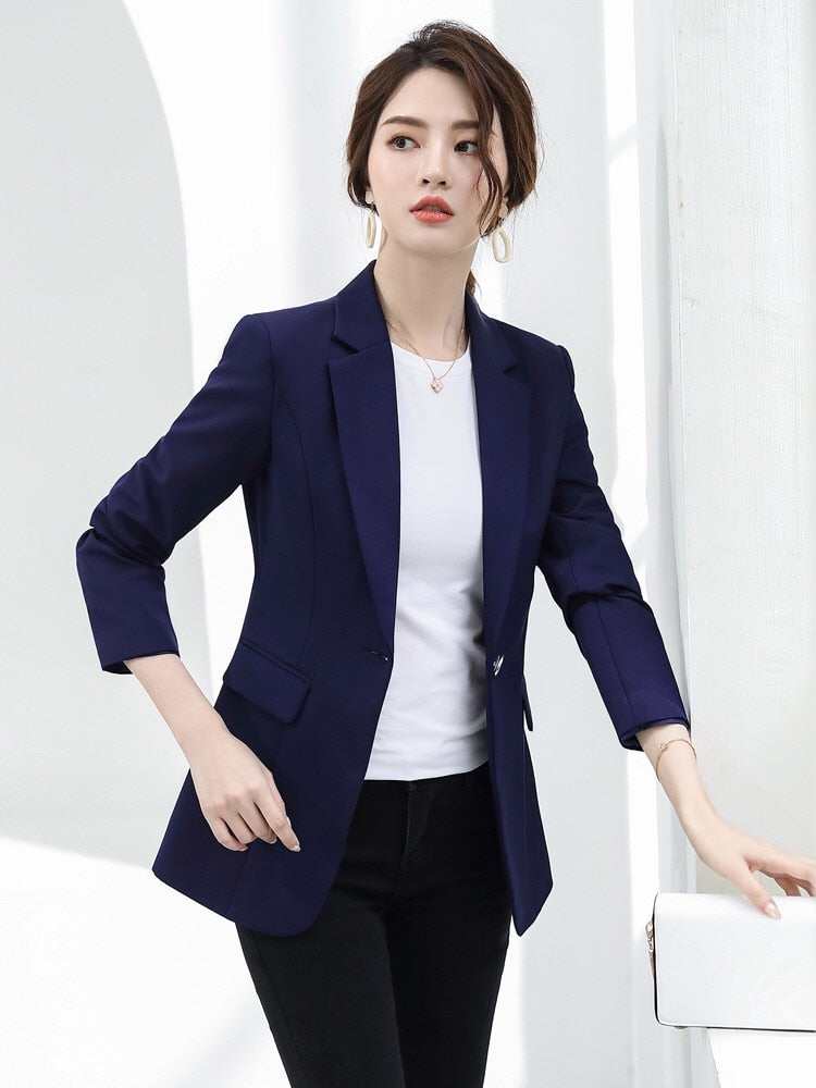 Damenblazer dunkelblau, eleganter Business-Look, tailliert, modisch, Büro-Outfit, 3/4-Ärmel.