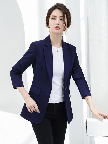 Damenblazer dunkelblau, eleganter Business-Look, tailliert, modisch, Büro-Outfit, 3/4-Ärmel.