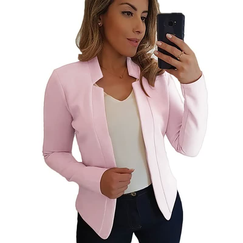 Frau in rosa Blazer, weißem Top, dunkler Hose, Selfie, Mode, Damenbekleidung, elegant.