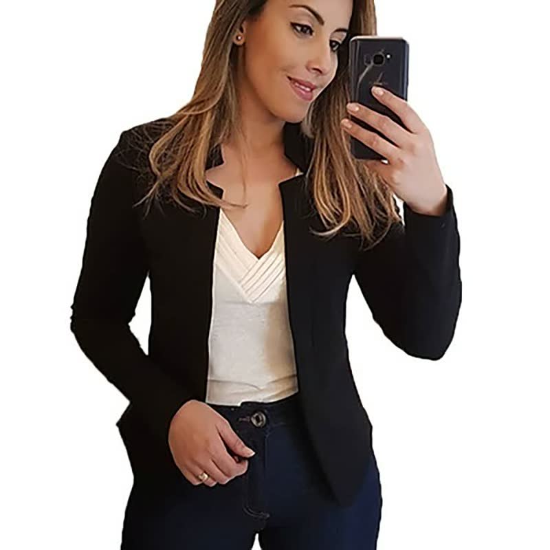 Frau im schwarzen Blazer, weißem Top, Jeans, Selfie, Mode, Damenbekleidung, elegant, modern.