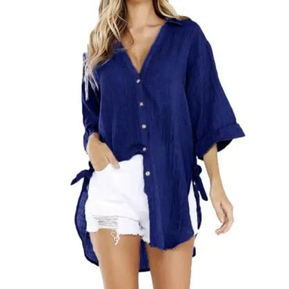 Frau in dunkelblauer Leinenbluse mit weißen Shorts, Sommermode, lässiger Stil.