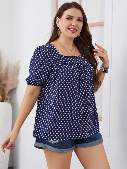Frau in blauer gepunkteter Bluse und Jeansshorts, lächelnd, modisch, Sommeroutfit.