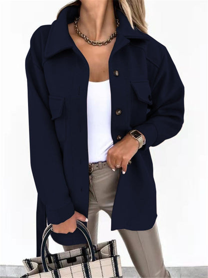 Damenmode: Dunkelblaues Hemdjacke, Knöpfe, Taschen, eleganter Look, Herbstmode.
