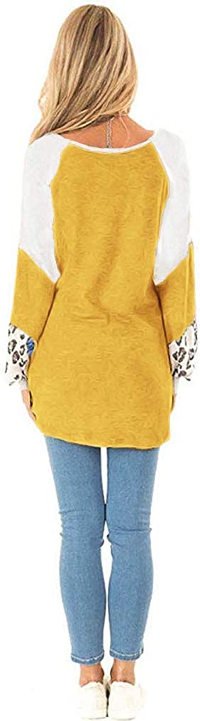 Frau in gelbem Langarmshirt mit Leopardenmuster und blauer Jeans von hinten.