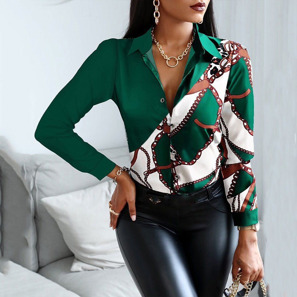 Grüne Damenbluse mit Kettenmuster, Langarm, elegantes Design, ideal für Büro oder Freizeit.