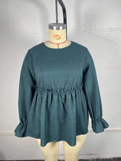 Grüne Damenbluse mit langen Ärmeln, Rüschenbund, aus Baumwolle, auf Schneiderpuppe.