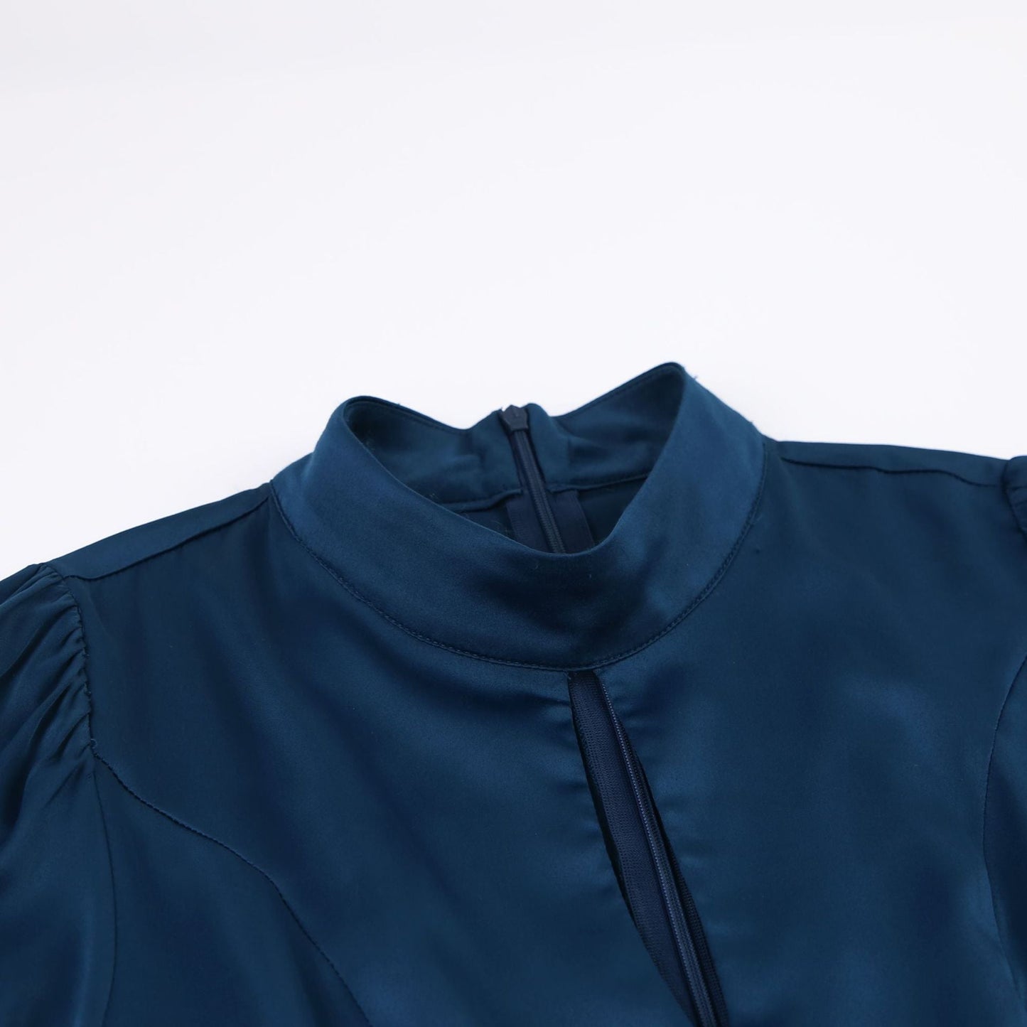 Dunkelblaues Satin-Kleid mit Stehkragen, elegantes Design, Damenmode, Abendgarderobe.