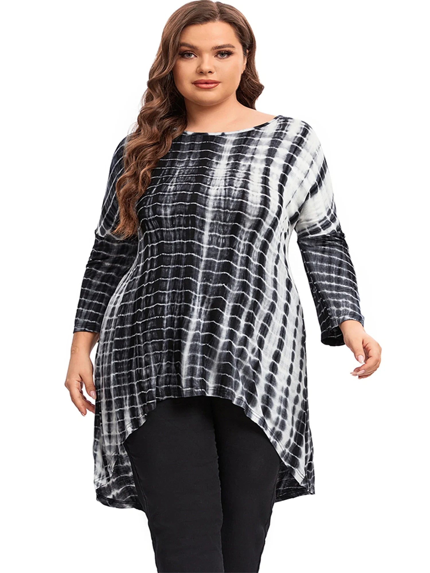 Frau in schwarz-weißem Batik-Tunika-Kleid, langärmelig, Plus-Size-Mode, lässiger Stil.