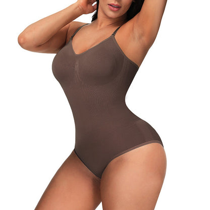 Frau in braunem nahtlosem Shapewear-Body, figurformend, bequem, elastisch.